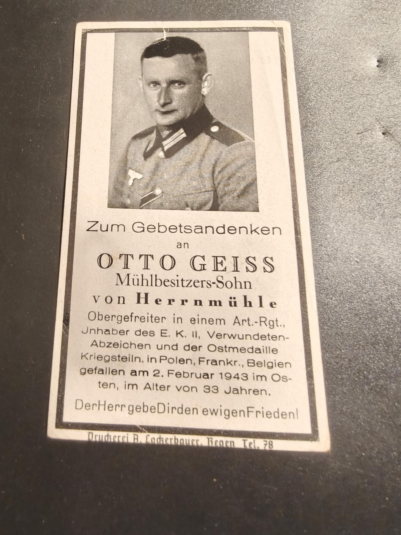老王徽章第140期 德三士兵阵亡纪念卡     纪念奥托·盖斯  Herrnmühle 磨坊主的儿子  炮兵下士。持有二级铁十字勋章、战伤勋章和东线勋章。他曾在波兰、法国和比利时服役。1943年2月2日，他在东线阵亡，时年33岁。