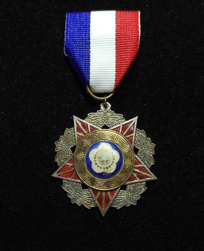 蜀地medal第10场精品专场拍卖 - 民国陆海空奖章 甲等银制热珐琅