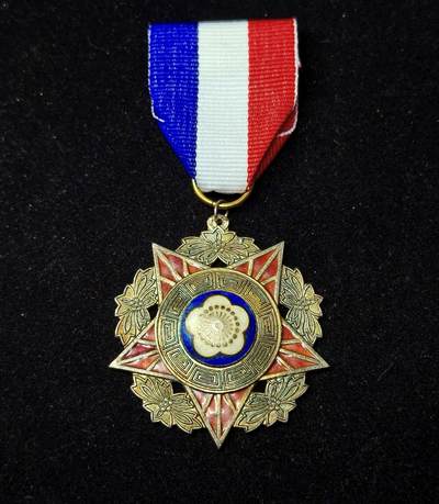 蜀地medal第10场精品专场拍卖 - 民国陆海空奖章 甲等银制热珐琅