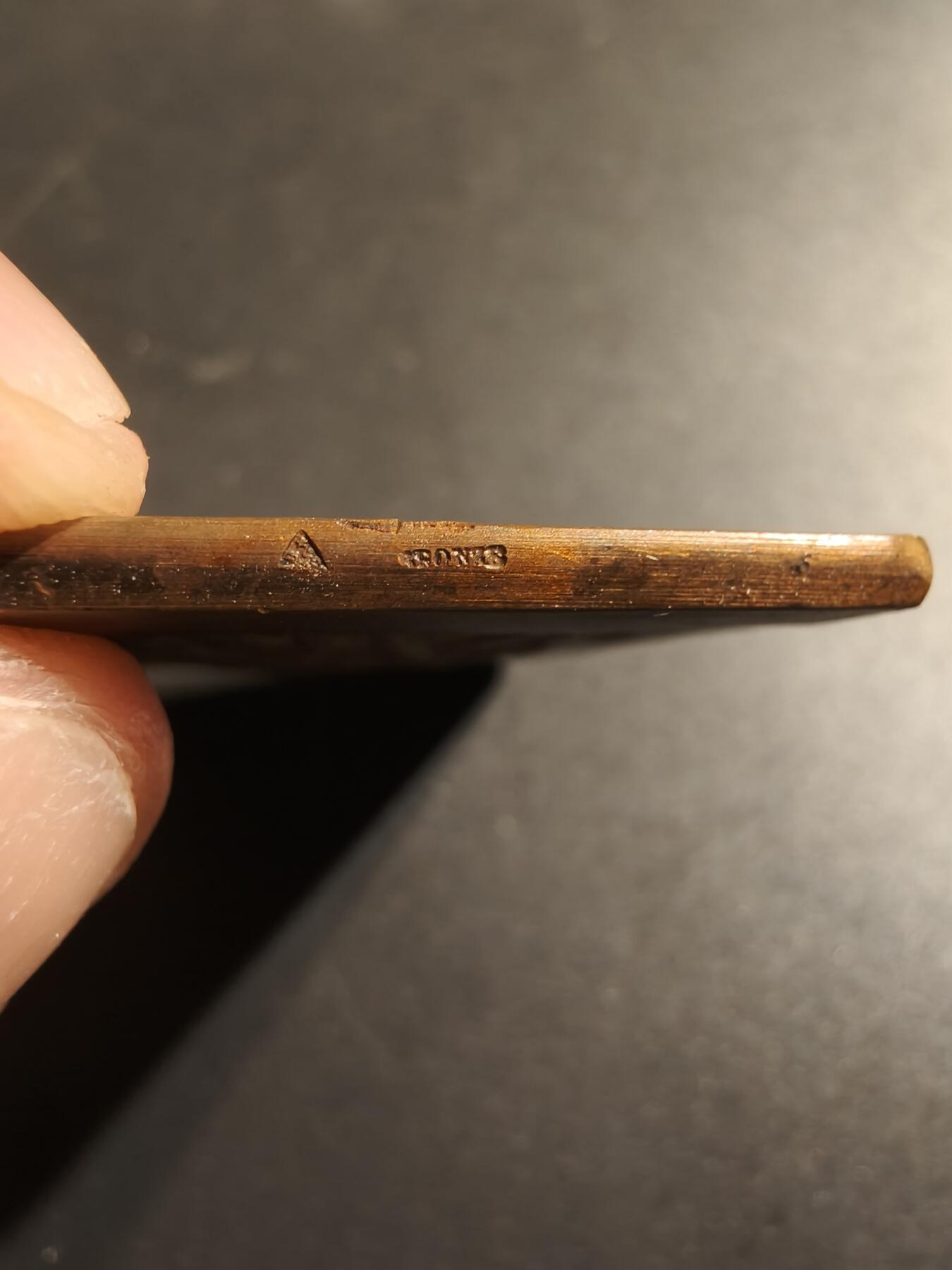 老王徽章第140期 法国军事训练方形大铜章    原盒    尺寸50×40mm   重量54.3g   杜布瓦名作