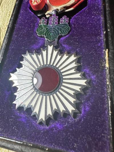 章，钱币 四等旭日小绶章，原盒带略，稀少早期盒