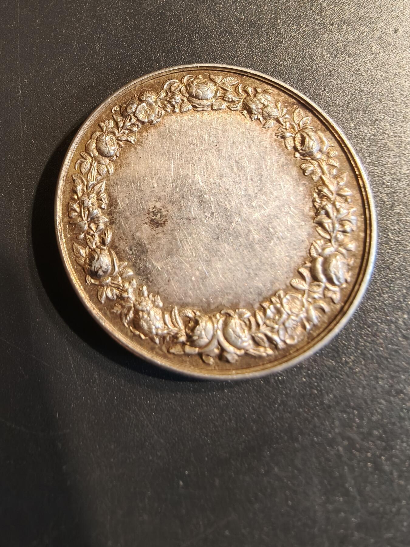 老王徽章第140期 法国婚章    950银    直径32mm    重量16.8g