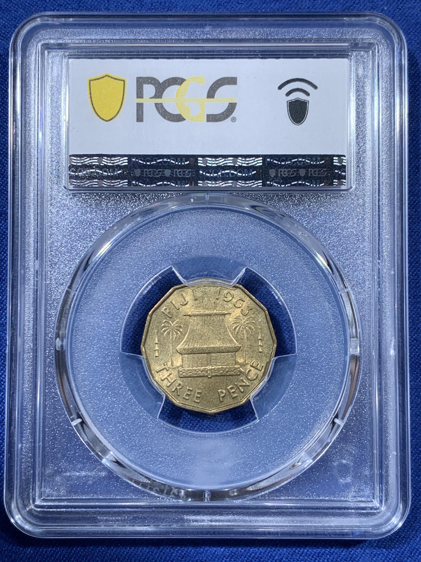 《竞宝斋》第408场 周日，周一，2场连拍 （全场包邮） PCGS MS64 斐济1963年3便士 经典茅草屋图案 发行量仅24万 超级少见的一枚 黄铜币保存不易 64分可藏