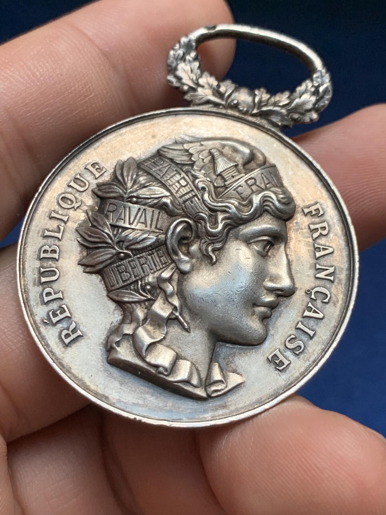 《竞宝斋》第408场 周日，周一，2场连拍 （全场包邮） 1901年法属阿尔及利亚机械师和驾驶员总联合会银章 带环重约24.4克 40.4*53.5mm