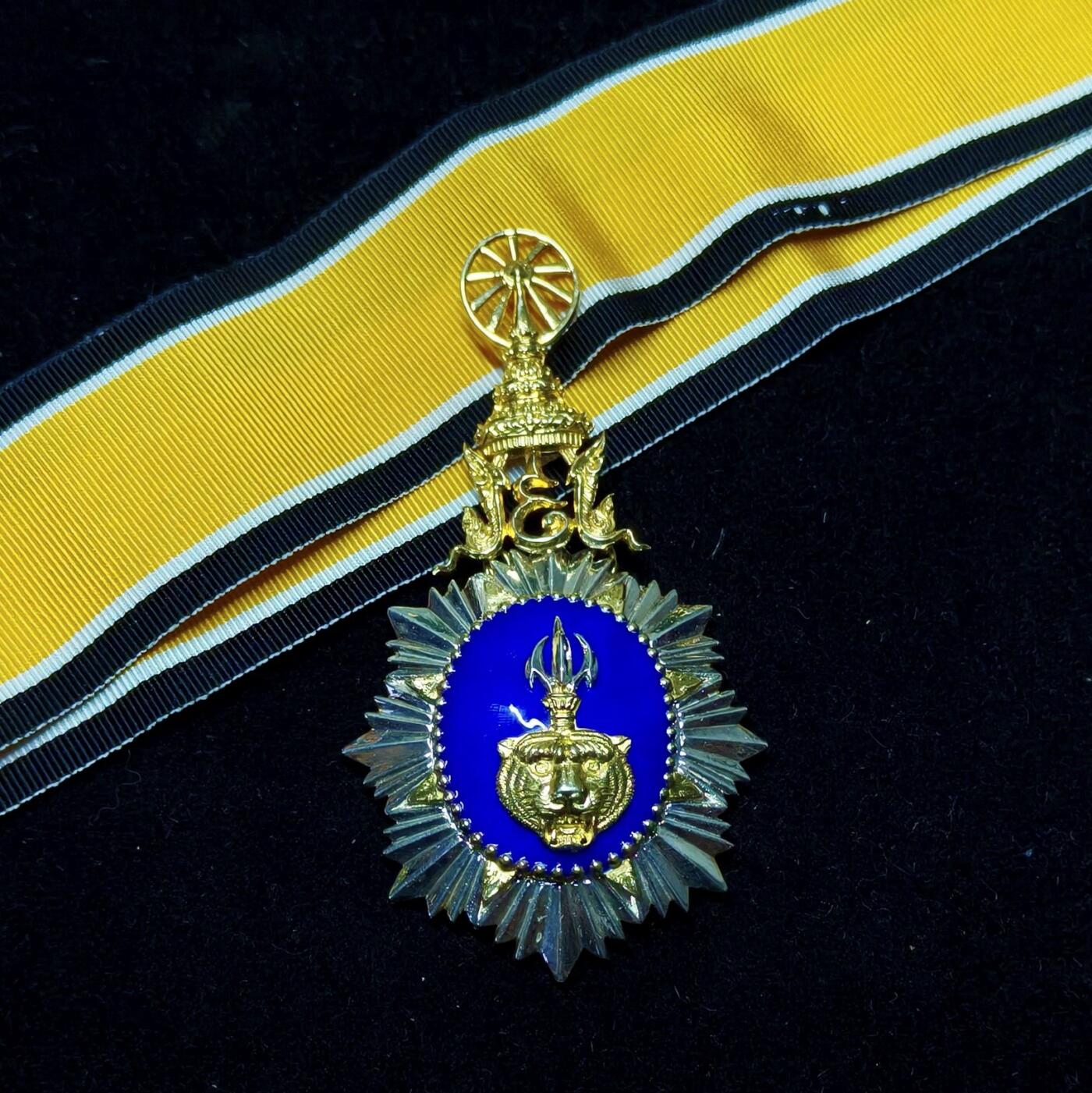 蜀地medal第10场精品专场拍卖 泰王国最高级的拉姆克拉蒂勋章 银制热珐琅 背后珐琅有破皮 授予时由国王直接颁发，全泰国截止目前仅有248枚，极为难得，四个等级，颈授是顶级 该章是国防部的R.eolp将军获得流出，授予他是因为在泰国青年国防事业上做出了巨大贡献