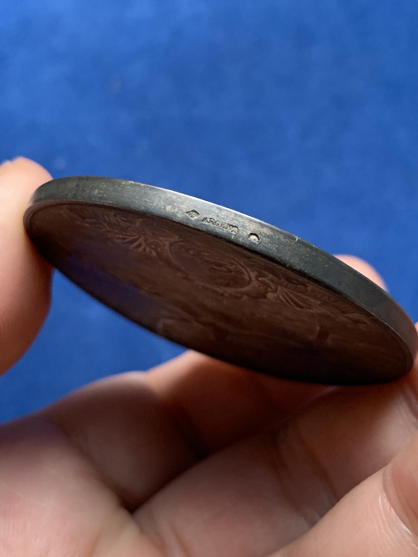 《竞宝斋》第408场 周日，周一，2场连拍 （全场包邮） 1913年法国勒阿弗尔海军协会银章 56.6克 50mm 带原盒（有损） 菱形野猪头银标