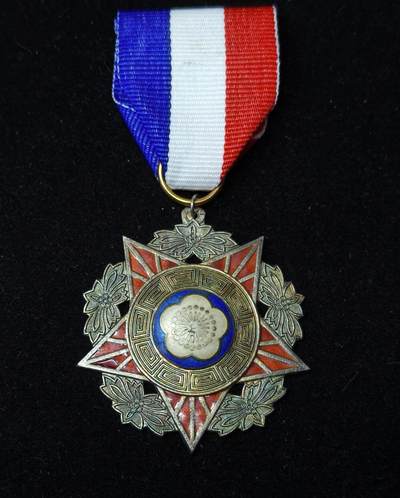 蜀地medal第10场精品专场拍卖 - 民国陆海空奖章 甲等银制热珐琅