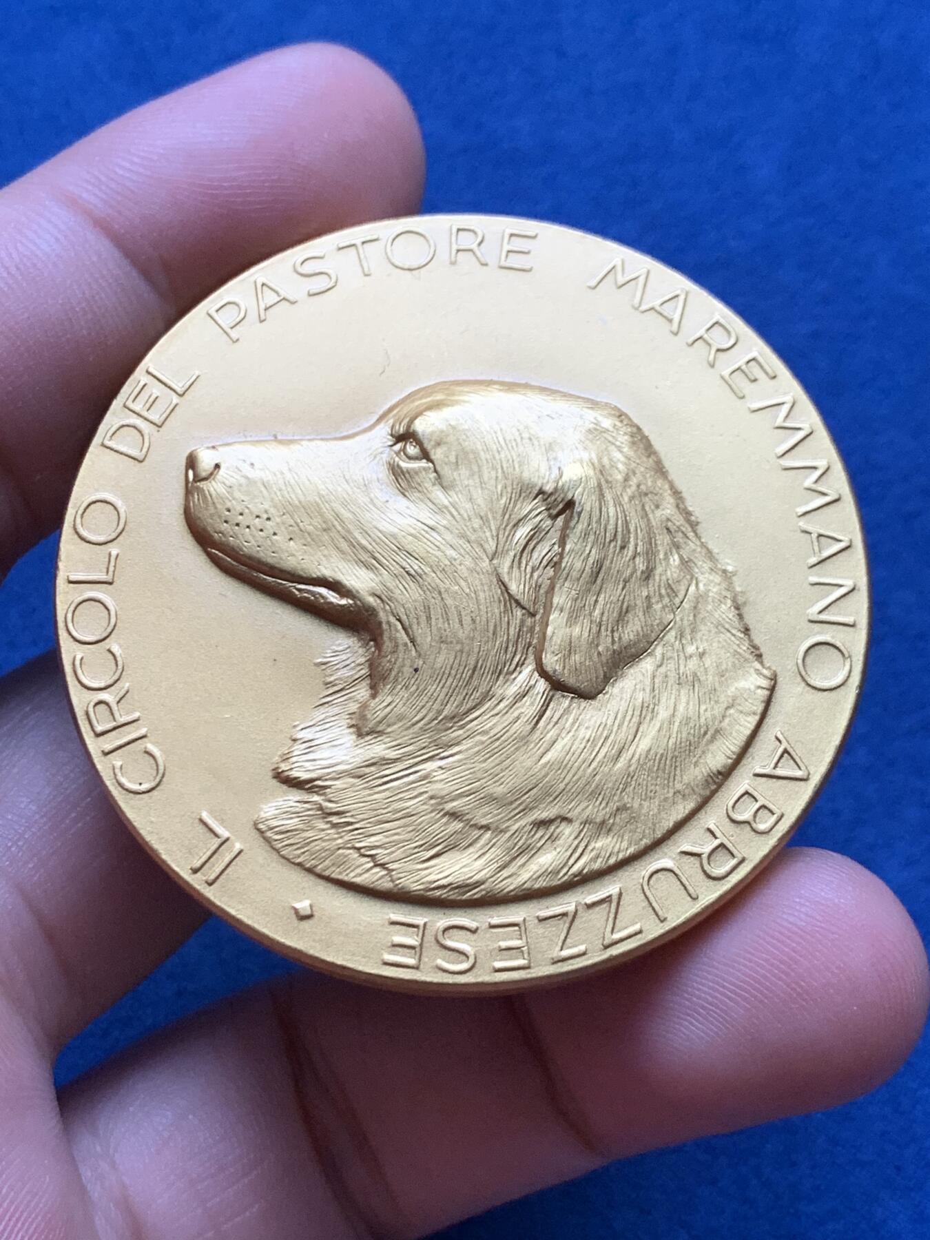 《竞宝斋》第408场 周日，周一，2场连拍 （全场包邮） 犬类协会镀银铜章 正面狗狗传神逼真 毛发丝丝柔顺 神情憨态可掬 59.9克 49.6mm 大规格 高浮雕