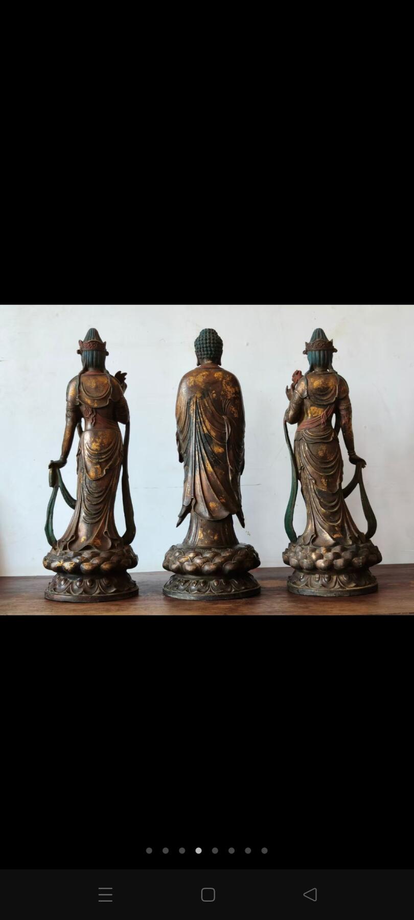 清代，铜鎏金三圣佛，三尊古朴佛像，开脸慈祥，身姿优雅，衣袂飘拂，金身虽历经岁月，仍散发着宁静祥和的气息，仿佛在传递着佛法的慈悲与智慧。遇有缘人。高46cm 宽16cm