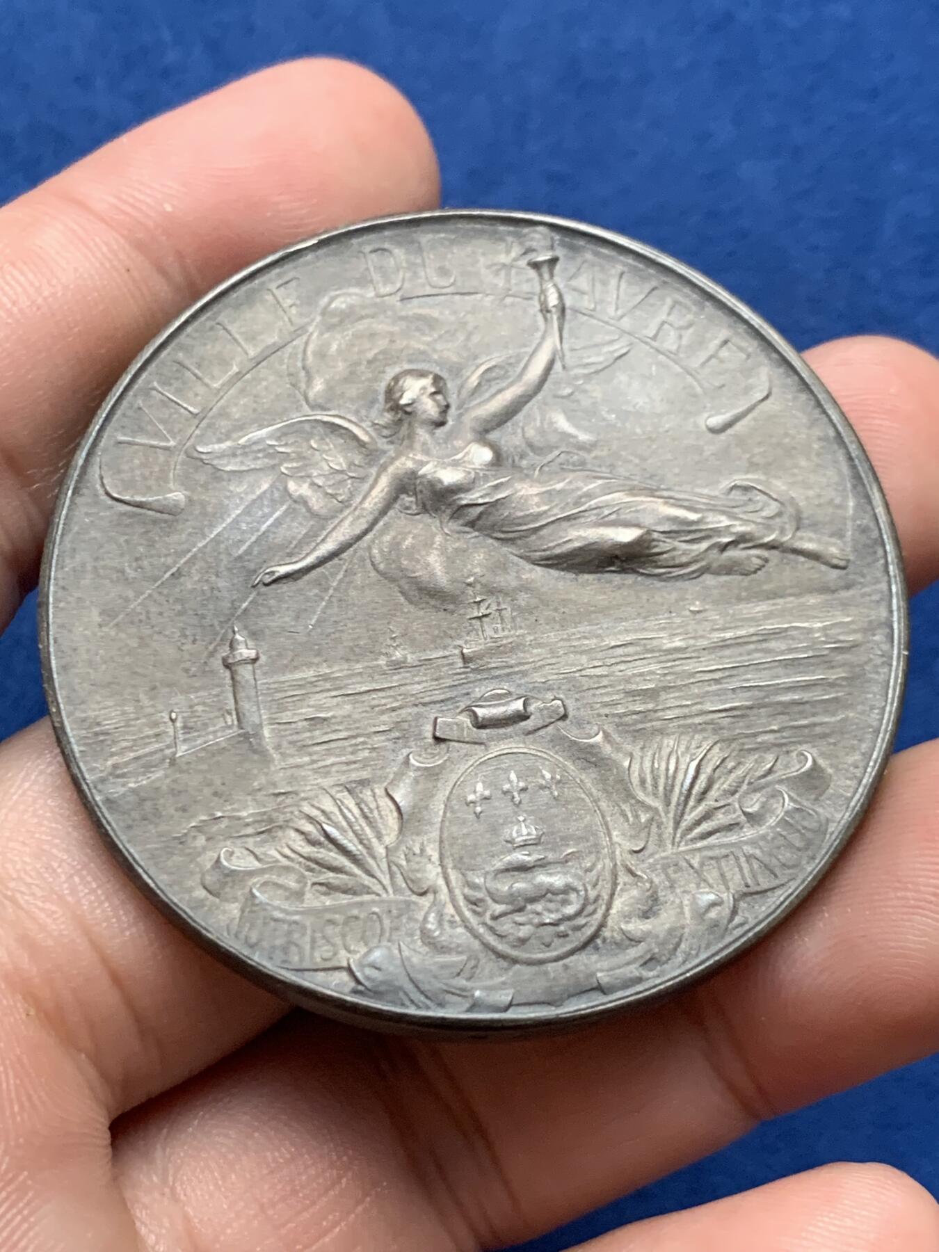 《竞宝斋》第408场 周日，周一，2场连拍 （全场包邮） 1913年法国勒阿弗尔海军协会银章 56.6克 50mm 带原盒（有损） 菱形野猪头银标