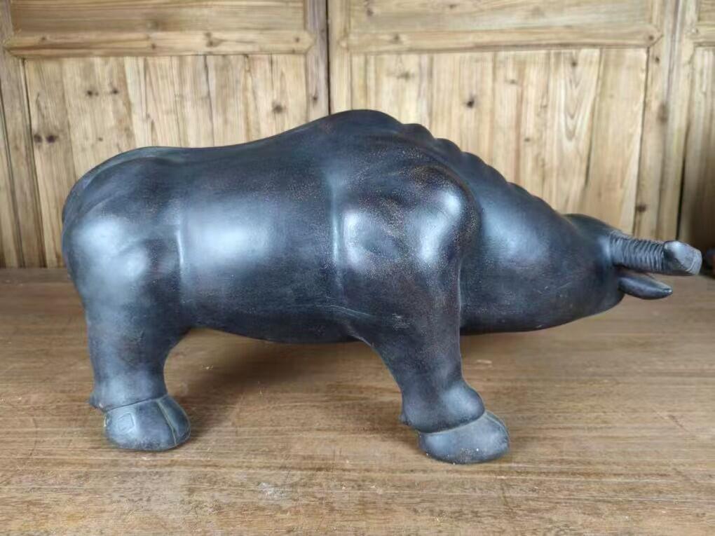 紫砂牛，  俗语：“牛卧富贵驮宝来”，牛具有招财进宝之意，所以寓意招财旺财，能够很好的聚拢财气，富贵吉祥。