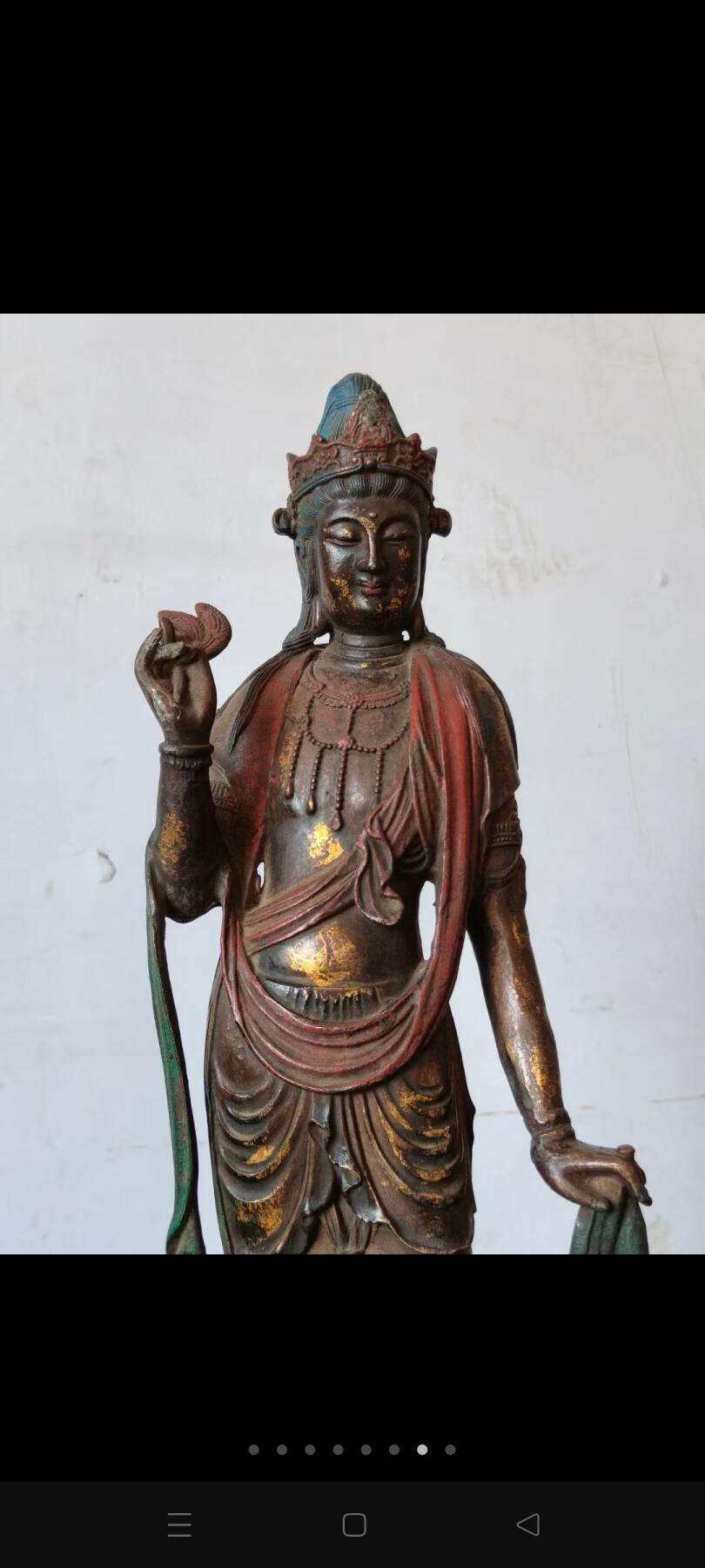 清代，铜鎏金三圣佛，三尊古朴佛像，开脸慈祥，身姿优雅，衣袂飘拂，金身虽历经岁月，仍散发着宁静祥和的气息，仿佛在传递着佛法的慈悲与智慧。遇有缘人。高46cm 宽16cm