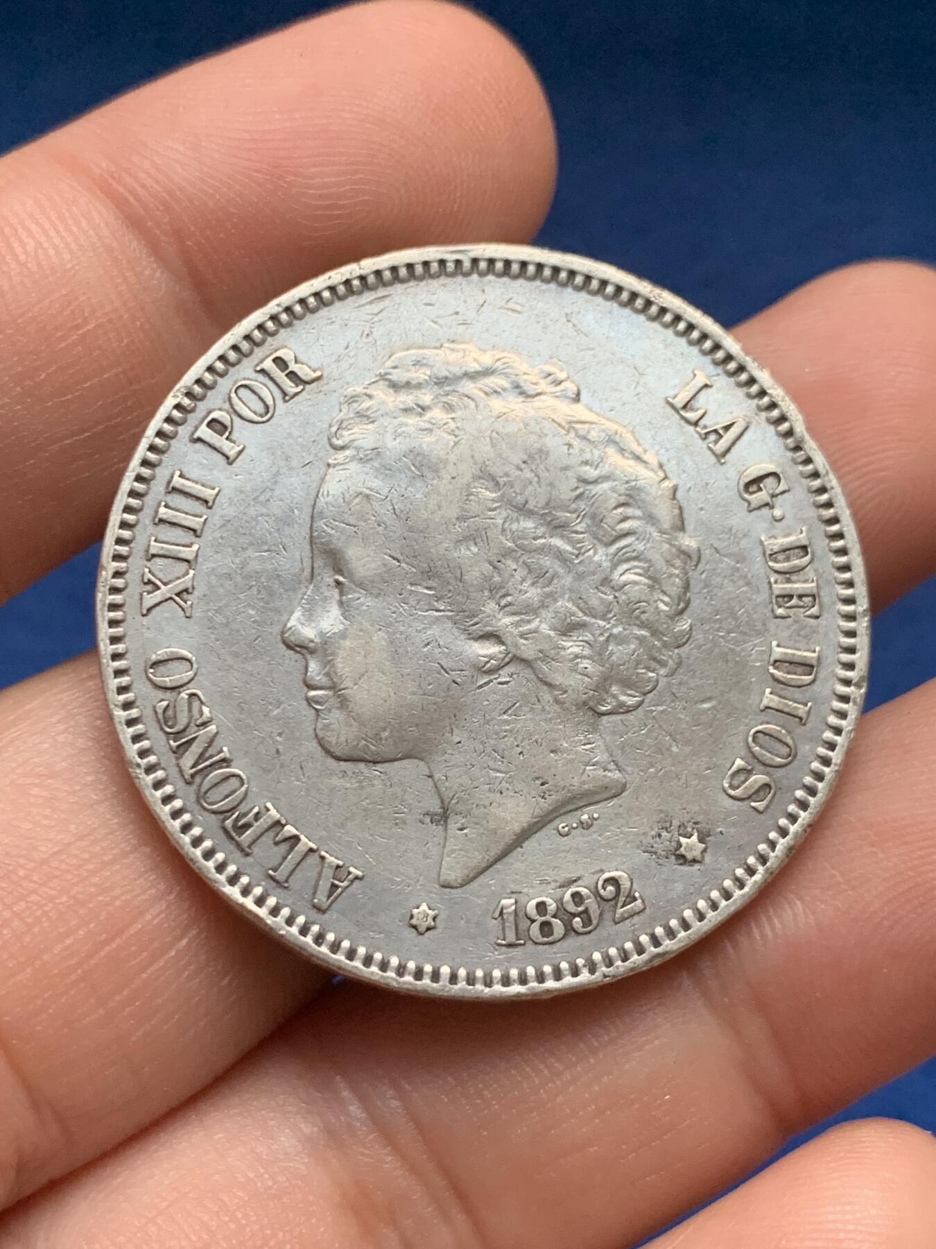 《竞宝斋》第408场 周日，周一，2场连拍 （全场包邮） 西班牙1892年阿方索十三世爆炸头5比塞塔双柱银币