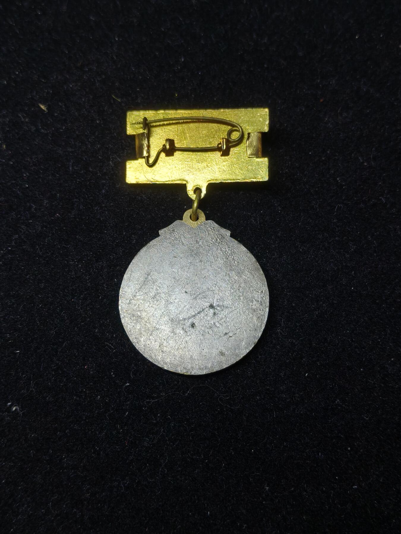 蜀地medal第10场精品专场拍卖 少见带挂 “祖国铜墙铁壁”是胡志明主席1946年2月授予南方军队和人民的崇高称号，旨在表彰他们在抵抗法国殖民主义的顽强和不屈不挠的战斗精神