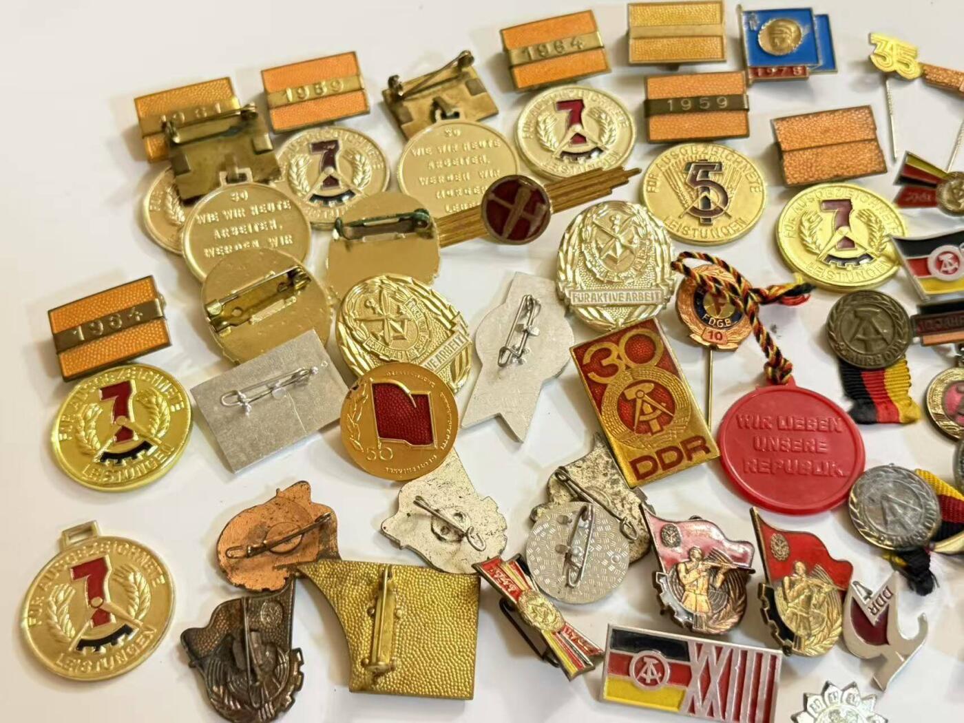 RimeNova韵星2025军品类夏季拍卖会-- RimeNova 2025 Summer Militaria Sale 民主德国7年计划奖章，建国纪念，gst射手，工会，技能章，苏德徽章一组