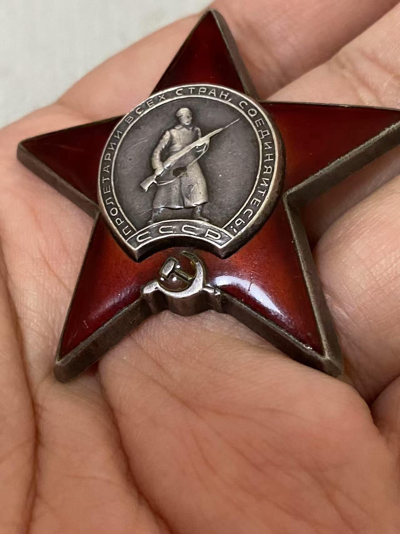 苏联勋章拍卖 8月6日结束 本次有抗美援朝苏联飞行员红旗 击落佩刀F86战机的红旗参拍 机不可失失不再来 找不到的加我qq或者微信都是184277308备注苏章拍卖。最好加微信群每次都会通知还有提前可以一口价的 最近会持续拍卖一些东西。 苏联二战红星 1063624 右边角上边缘中部有小蹭皮 其他完好 Губанов Александр Иванович 88炮兵团2连排指挥员 他指挥处于直接瞄准的122毫米榴弹炮排 击退1个营的进攻 消灭40+ 事迹非常好