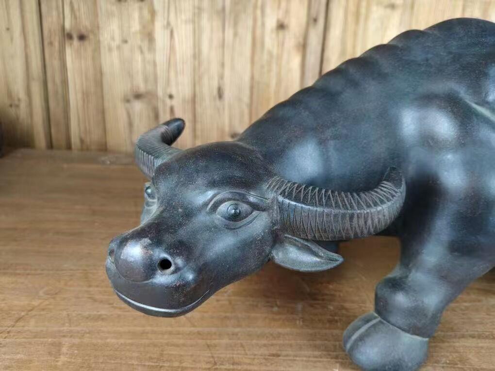 紫砂牛，  俗语：“牛卧富贵驮宝来”，牛具有招财进宝之意，所以寓意招财旺财，能够很好的聚拢财气，富贵吉祥。
