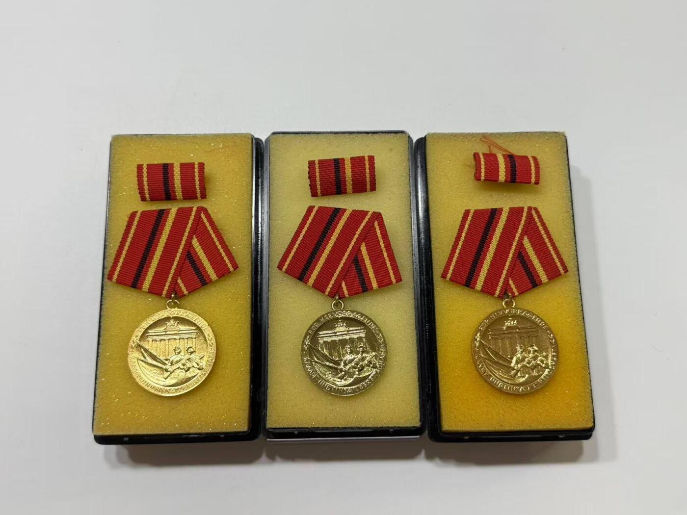 RimeNova韵星2025军品类夏季拍卖会-- RimeNova 2025 Summer Militaria Sale 民主德国金级工战队功绩奖章一组三枚带盒略