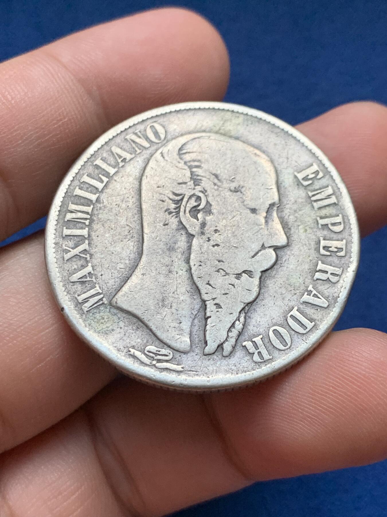 《竞宝斋》第408场 周日，周一，2场连拍 （全场包邮） 1867-MO 关门年墨西哥第二帝国一比索银币 原味老包浆，味道一流，1867MO的发行量仅是1866的一半，1867也是第二帝国的灭亡之年，历史意义深厚。