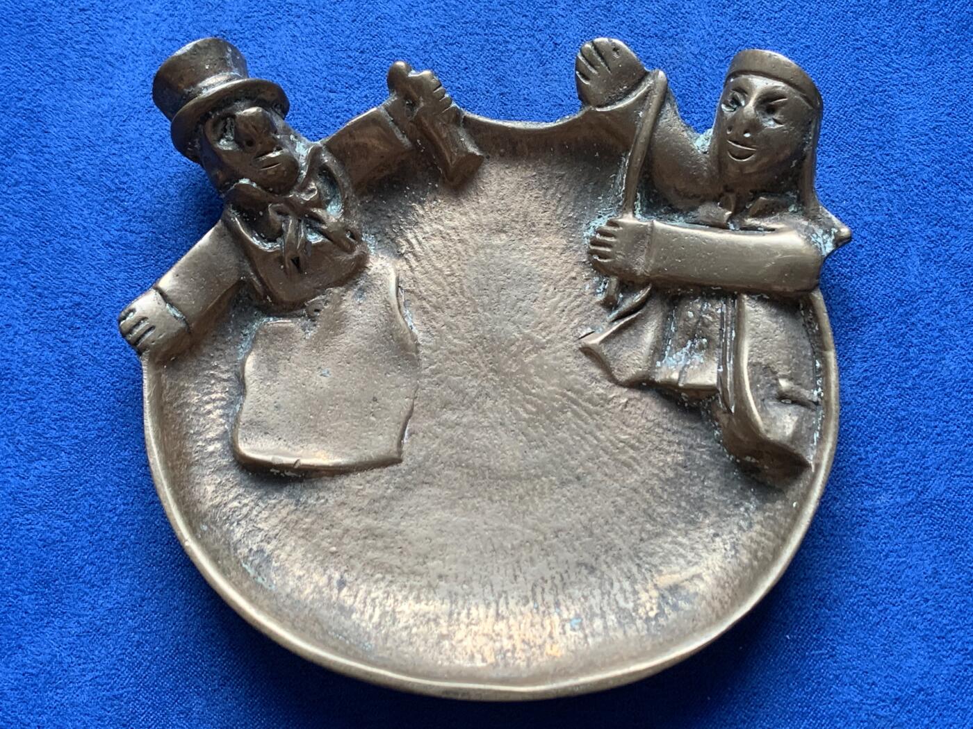 《竞宝斋》第408场 周日，周一，2场连拍 （全场包邮） 法国格纳夫隆和吉尼奥尔本木偶铜质烟灰缸 重约201.7克 直径约为90*100mm