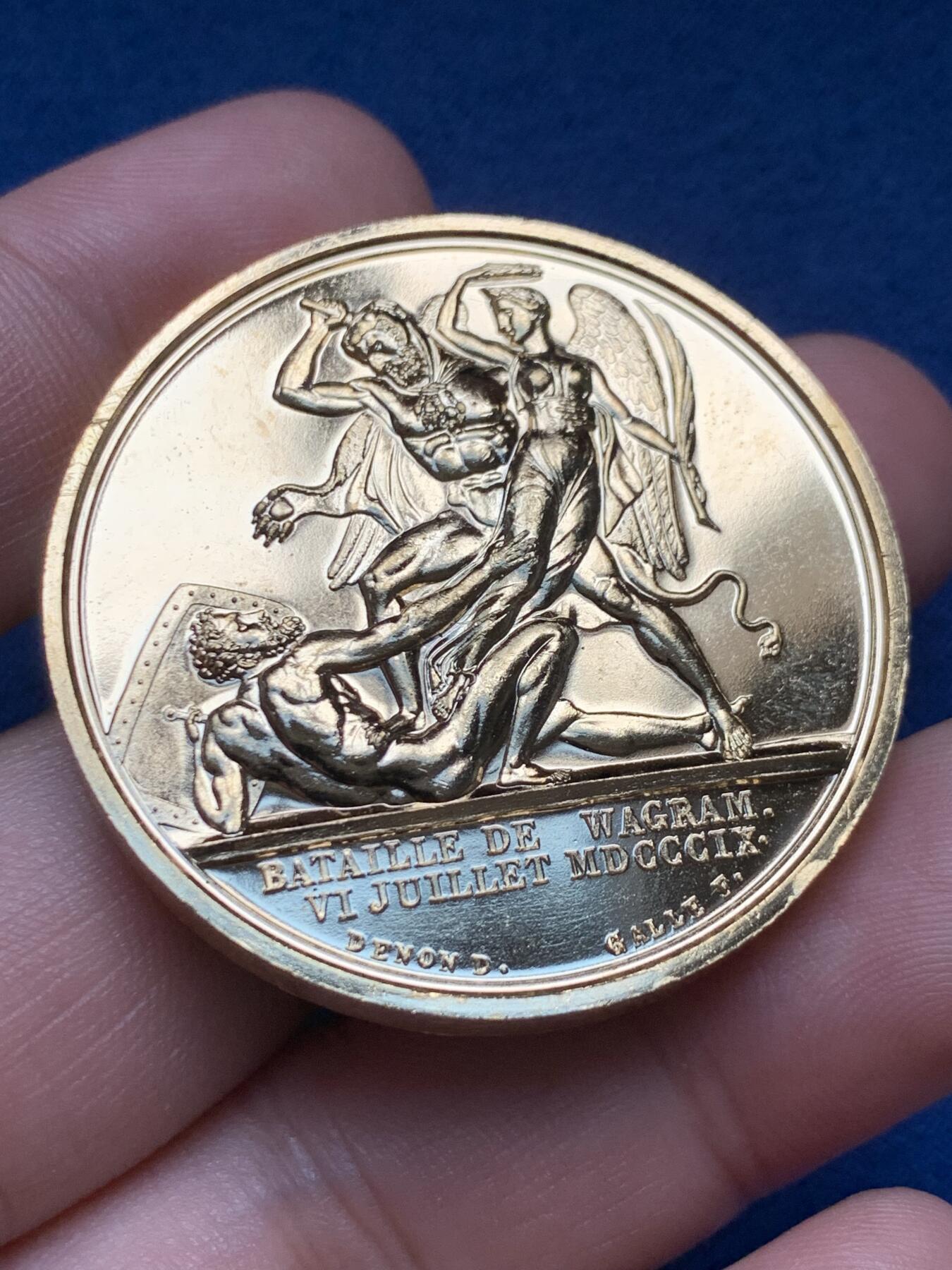 《竞宝斋》第408场 周日，周一，2场连拍 （全场包邮） 法国拿破仑系列镀金大铜章   直径41mm  重量46.8g  主题：瓦格拉姆战役大捷