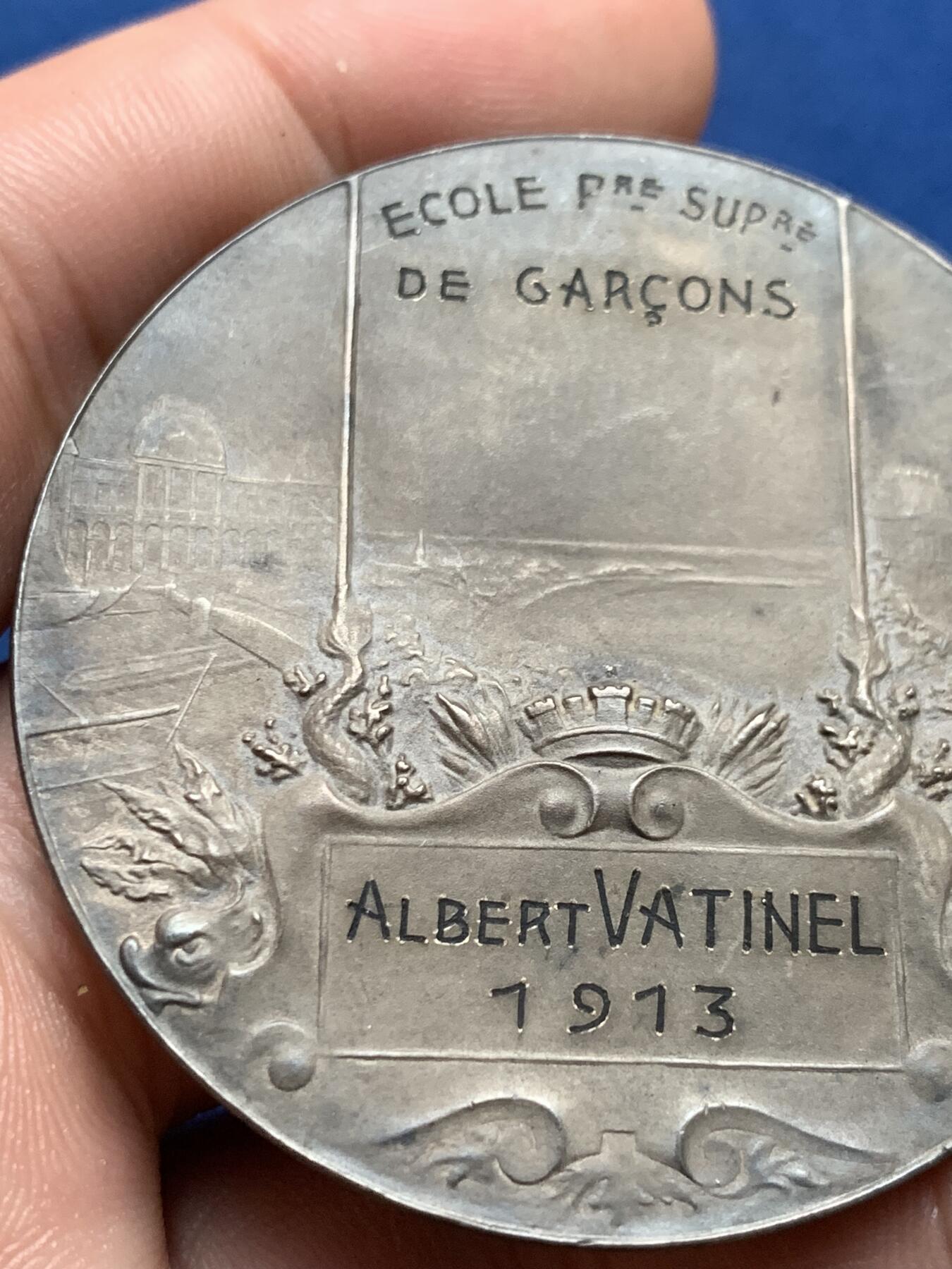 《竞宝斋》第408场 周日，周一，2场连拍 （全场包邮） 1913年法国勒阿弗尔海军协会银章 56.6克 50mm 带原盒（有损） 菱形野猪头银标