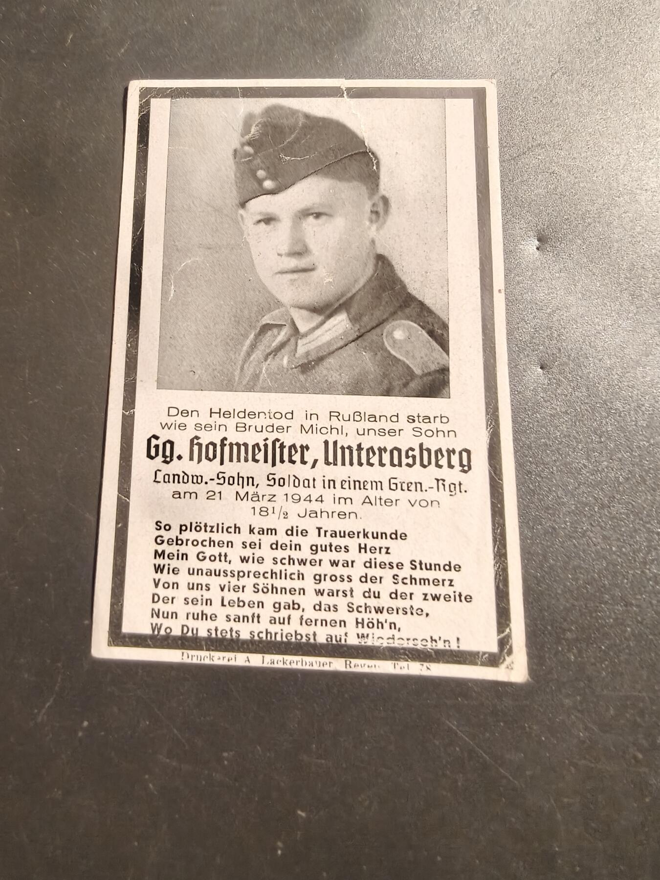 老王徽章第140期 德三士兵阵亡纪念卡    Unterasberg 霍夫迈斯特对面  农民之子，1944 年 3 月 21 日成为掷弹兵团士兵，享年 28岁。