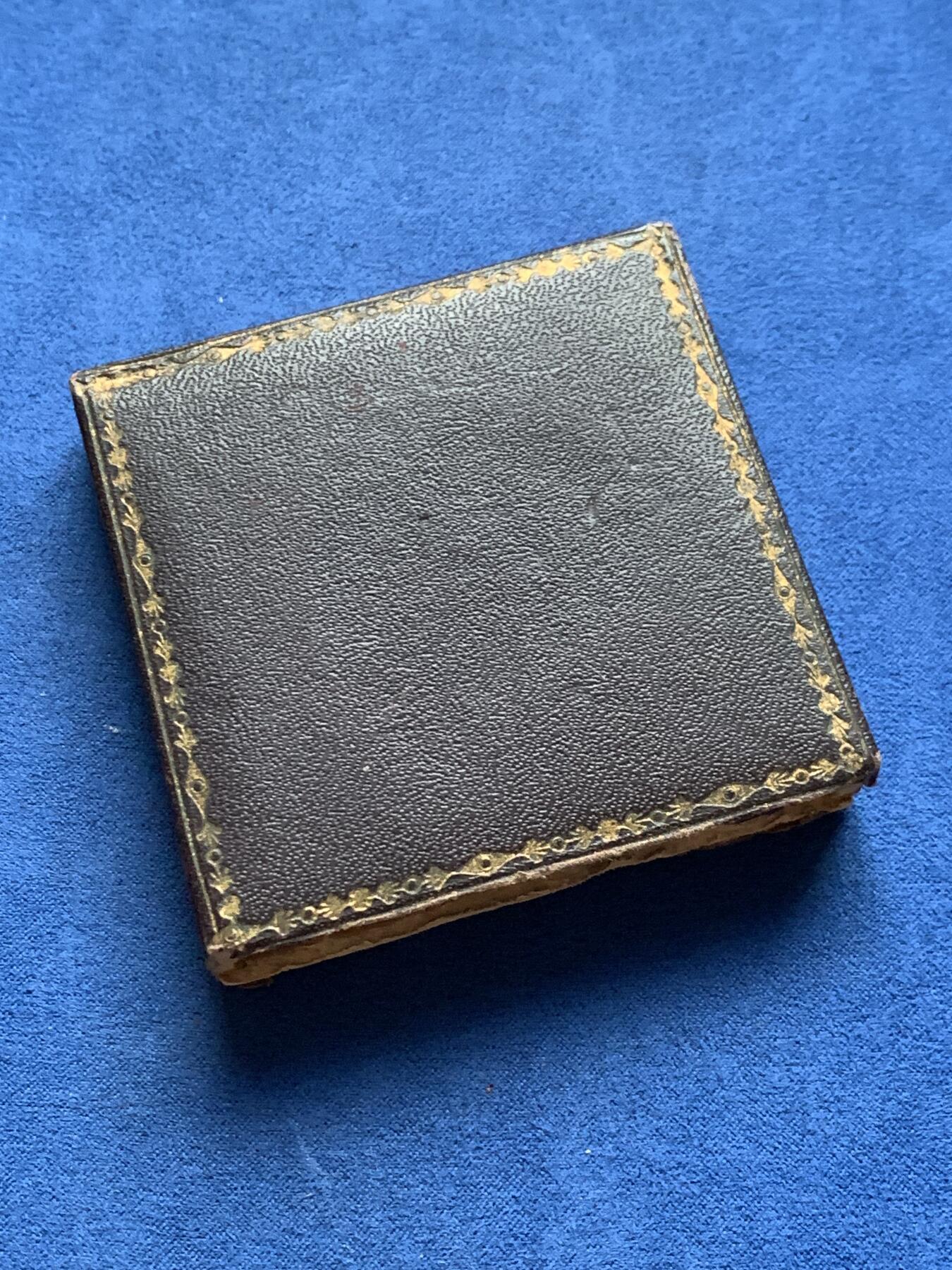 《竞宝斋》第408场 周日，周一，2场连拍 （全场包邮） 1913年法国勒阿弗尔海军协会银章 56.6克 50mm 带原盒（有损） 菱形野猪头银标