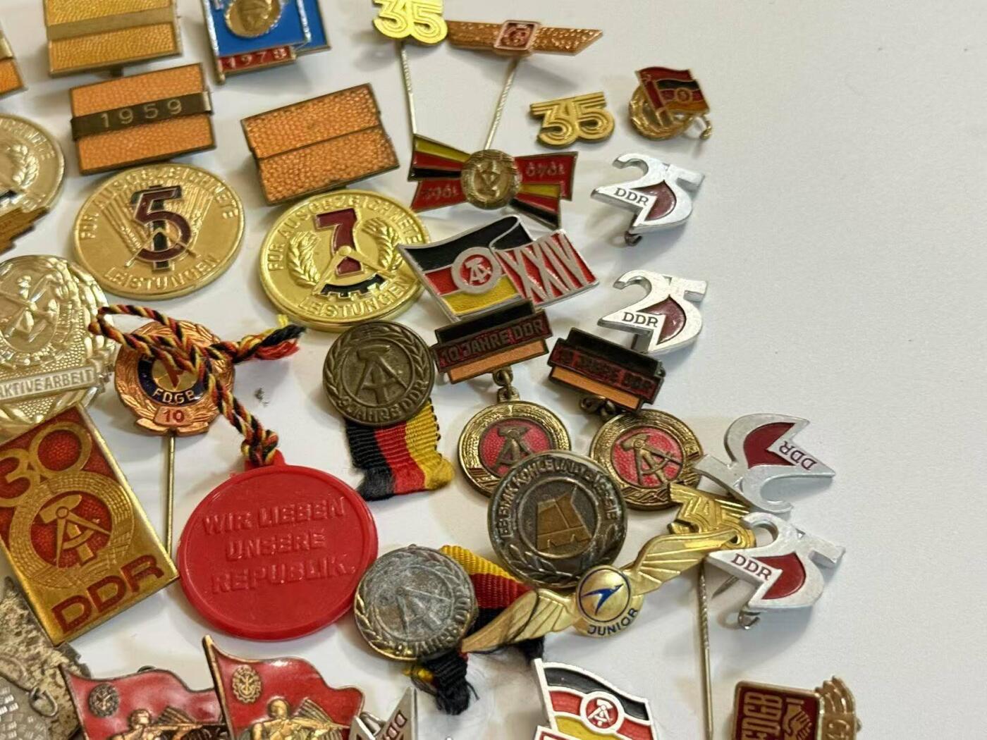 RimeNova韵星2025军品类夏季拍卖会-- RimeNova 2025 Summer Militaria Sale 民主德国7年计划奖章，建国纪念，gst射手，工会，技能章，苏德徽章一组