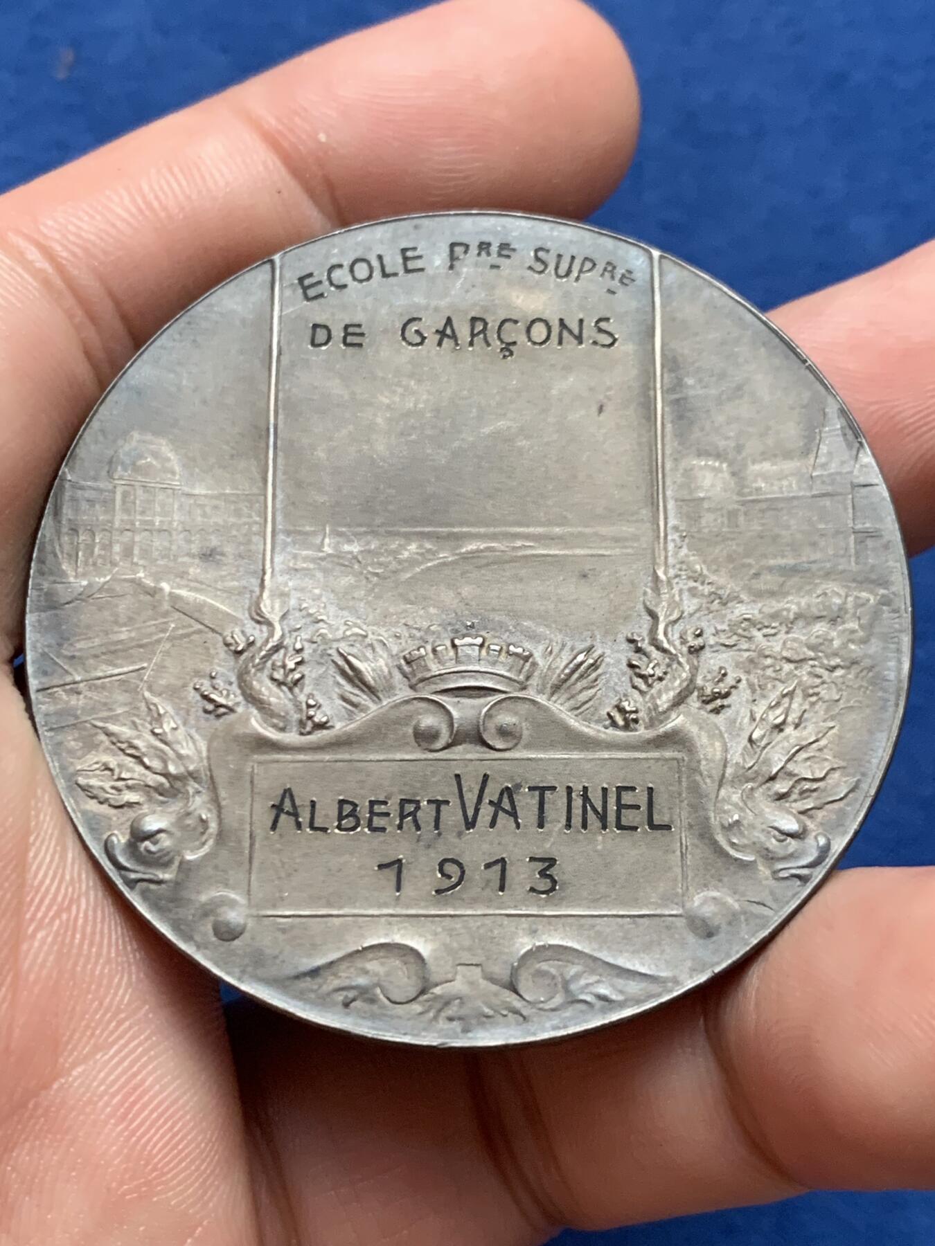 《竞宝斋》第408场 周日，周一，2场连拍 （全场包邮） 1913年法国勒阿弗尔海军协会银章 56.6克 50mm 带原盒（有损） 菱形野猪头银标