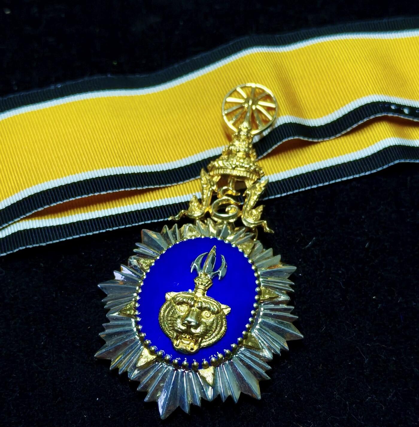 蜀地medal第10场精品专场拍卖 泰王国最高级的拉姆克拉蒂勋章 银制热珐琅 背后珐琅有破皮 授予时由国王直接颁发，全泰国截止目前仅有248枚，极为难得，四个等级，颈授是顶级 该章是国防部的R.eolp将军获得流出，授予他是因为在泰国青年国防事业上做出了巨大贡献