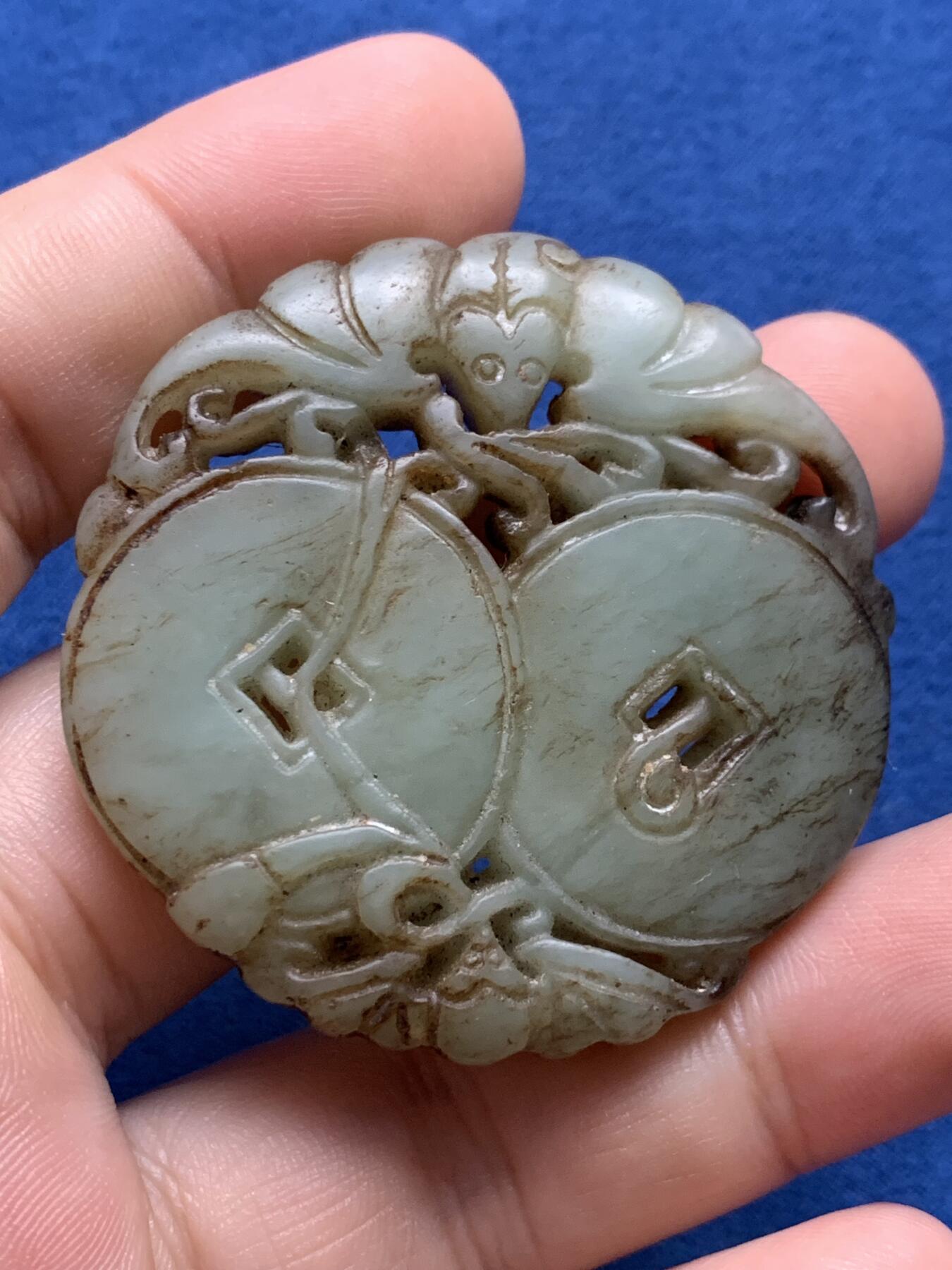 《竞宝斋》第408场 周日，周一，2场连拍 （全场包邮） 手把件 “福在眼前”手雕镂空玉佩、岫玉牌，蝙蝠/铜钱造型。49.2mm、27.8克 年代 工艺自辨