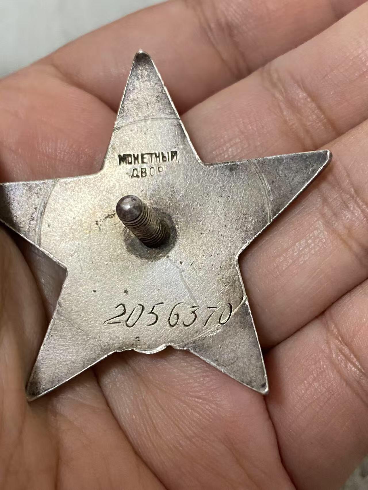 苏联勋章拍卖 8月6日结束 本次有抗美援朝苏联飞行员红旗 击落佩刀F86战机的红旗参拍 机不可失失不再来 找不到的加我qq或者微信都是184277308备注苏章拍卖。最好加微信群每次都会通知还有提前可以一口价的 最近会持续拍卖一些东西。