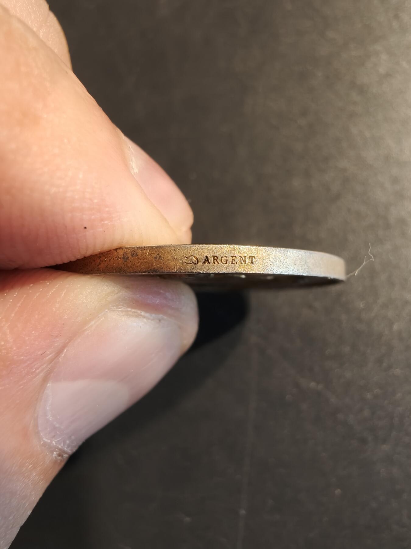 老王徽章第140期 法国婚章    950银镀金     直径31mm   重量14.2g