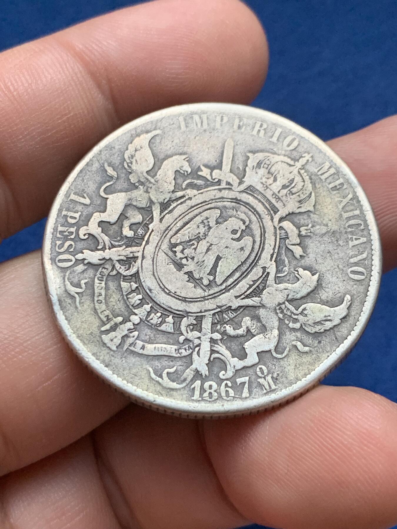 《竞宝斋》第408场 周日，周一，2场连拍 （全场包邮） 1867-MO 关门年墨西哥第二帝国一比索银币 原味老包浆，味道一流，1867MO的发行量仅是1866的一半，1867也是第二帝国的灭亡之年，历史意义深厚。