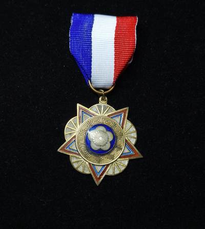 蜀地medal第10场精品专场拍卖 - 民国陆海空奖章 乙等银制热珐琅