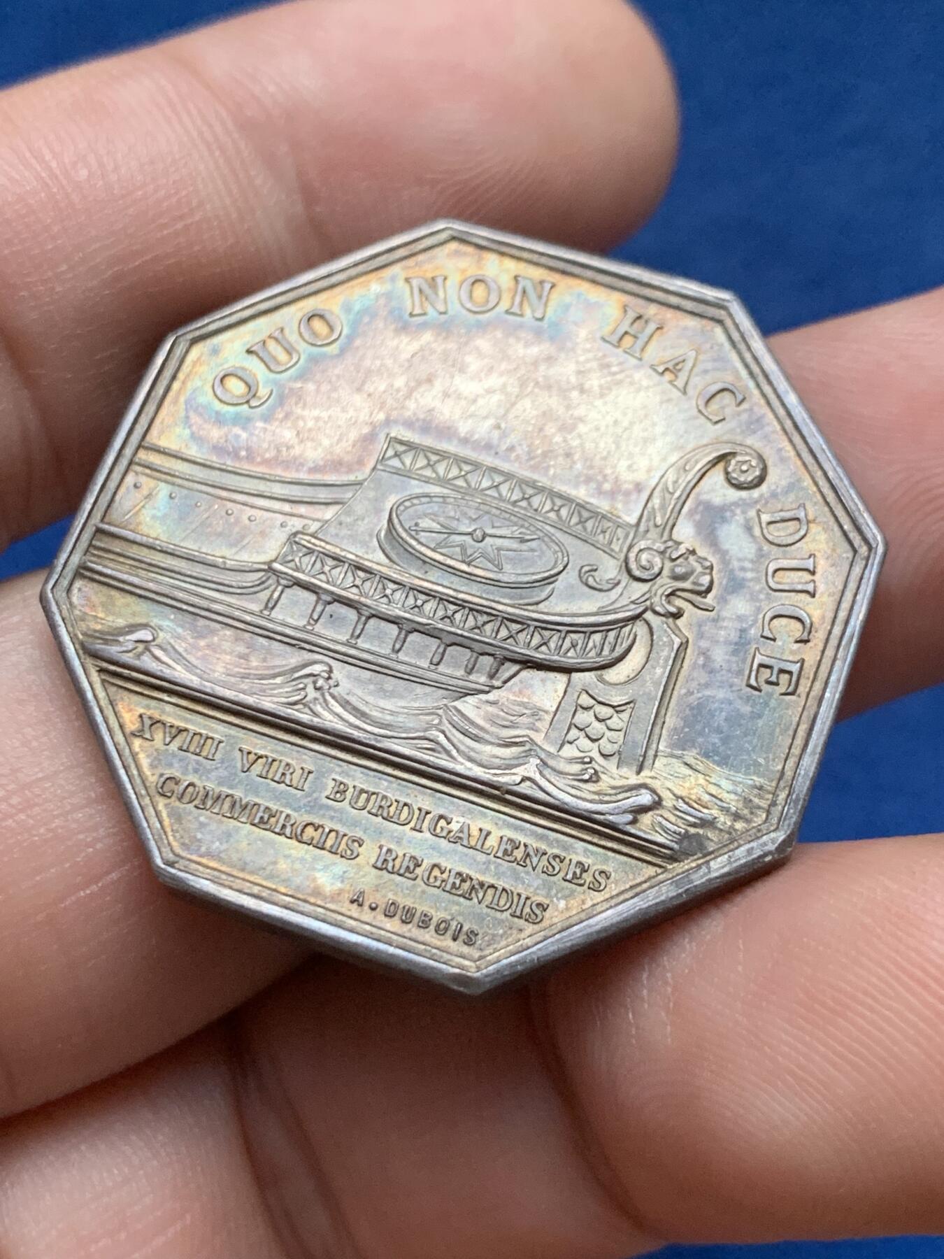 《竞宝斋》第408场 周日，周一，2场连拍 （全场包邮） 法国1880-1898波尔多商会八角银质代币 19.5克 33.5mm 丰饶角边铭 正面是手持双蛇权杖的商业之神墨丘利 背面狮头船