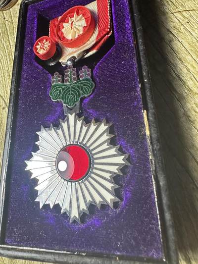 章，钱币 - 四等旭日小绶章，原盒带略，稀少早期盒