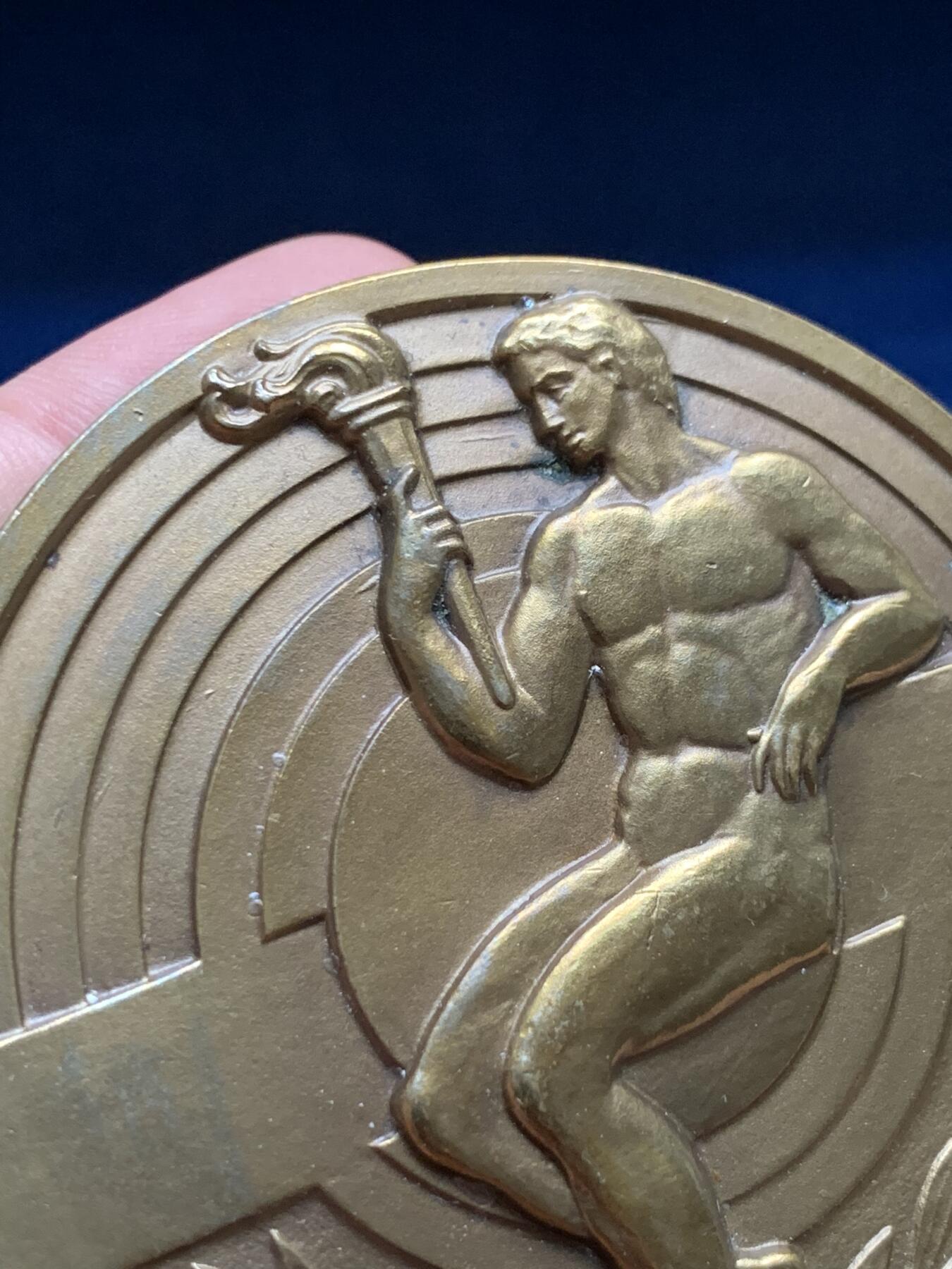 《竞宝斋》第408场 周日，周一，2场连拍 （全场包邮） 1976年火炬手铜章 141.8克 66.3mm 铜标边铭