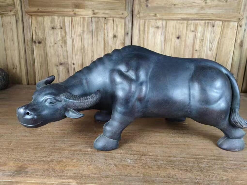 紫砂牛，  俗语：“牛卧富贵驮宝来”，牛具有招财进宝之意，所以寓意招财旺财，能够很好的聚拢财气，富贵吉祥。