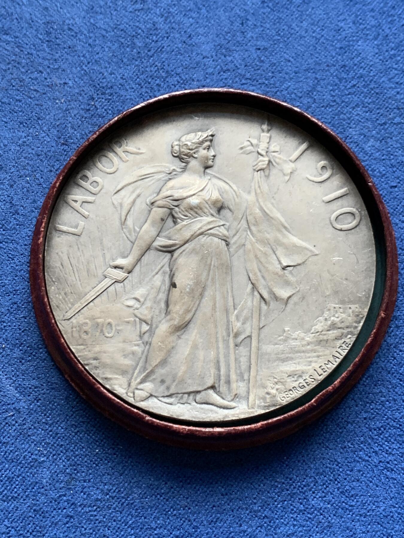 《竞宝斋》第408场 周日，周一，2场连拍 （全场包邮） 1910年法国荣誉纪念镀银铜章 带原盒 字迹对应 52.9克 铜标边铭 49.5mm