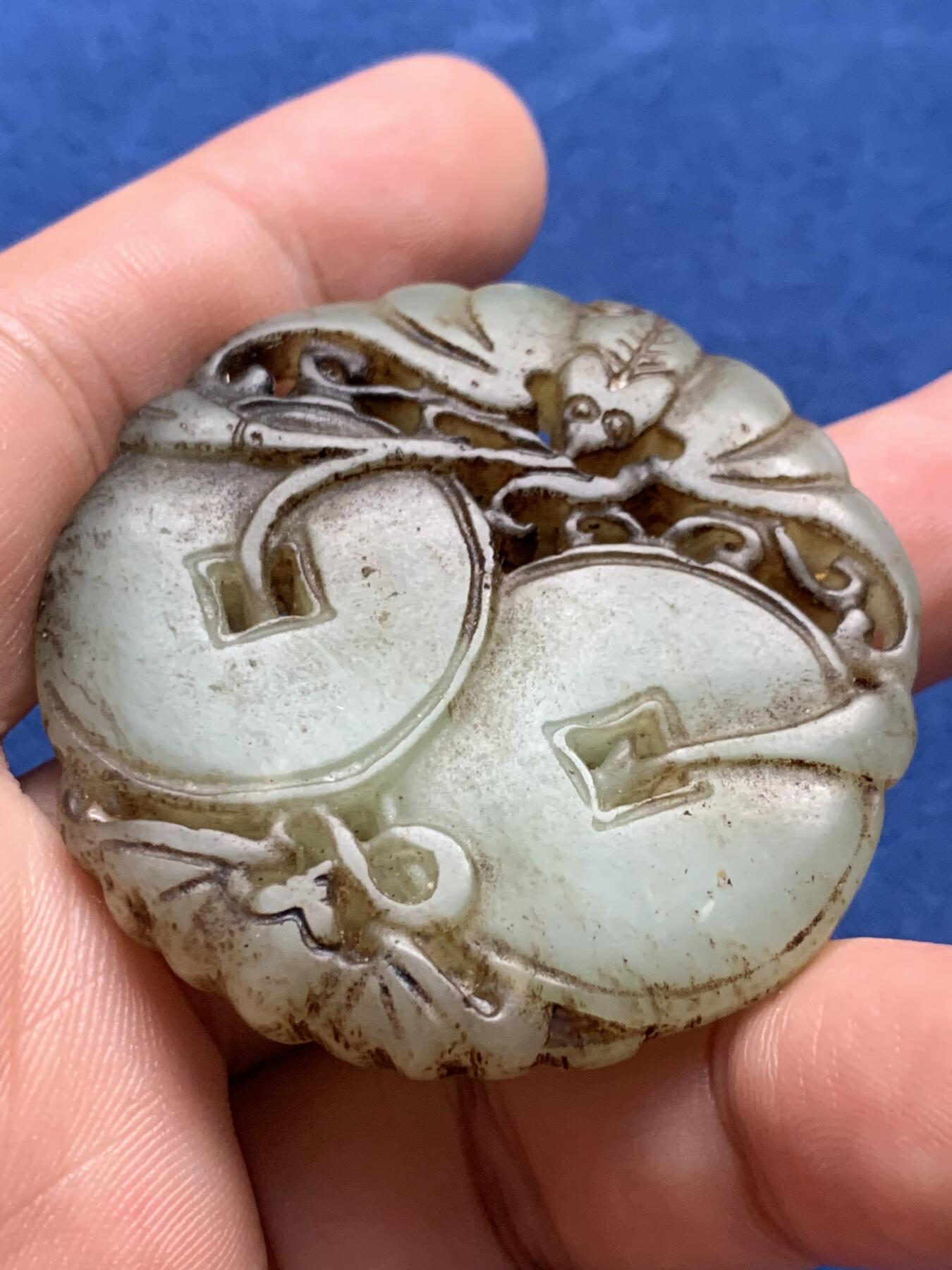 《竞宝斋》第408场 周日，周一，2场连拍 （全场包邮） 手把件 “福在眼前”手雕镂空玉佩、岫玉牌，蝙蝠/铜钱造型。49.2mm、27.8克 年代 工艺自辨