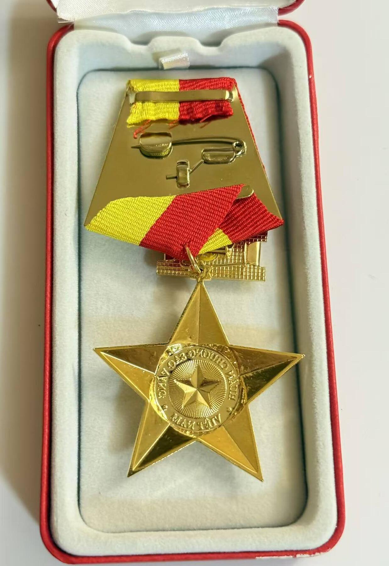 RimeNova韵星2025军品类夏季拍卖会-- RimeNova 2025 Summer Militaria Sale 越南金星勋章-原盒带略