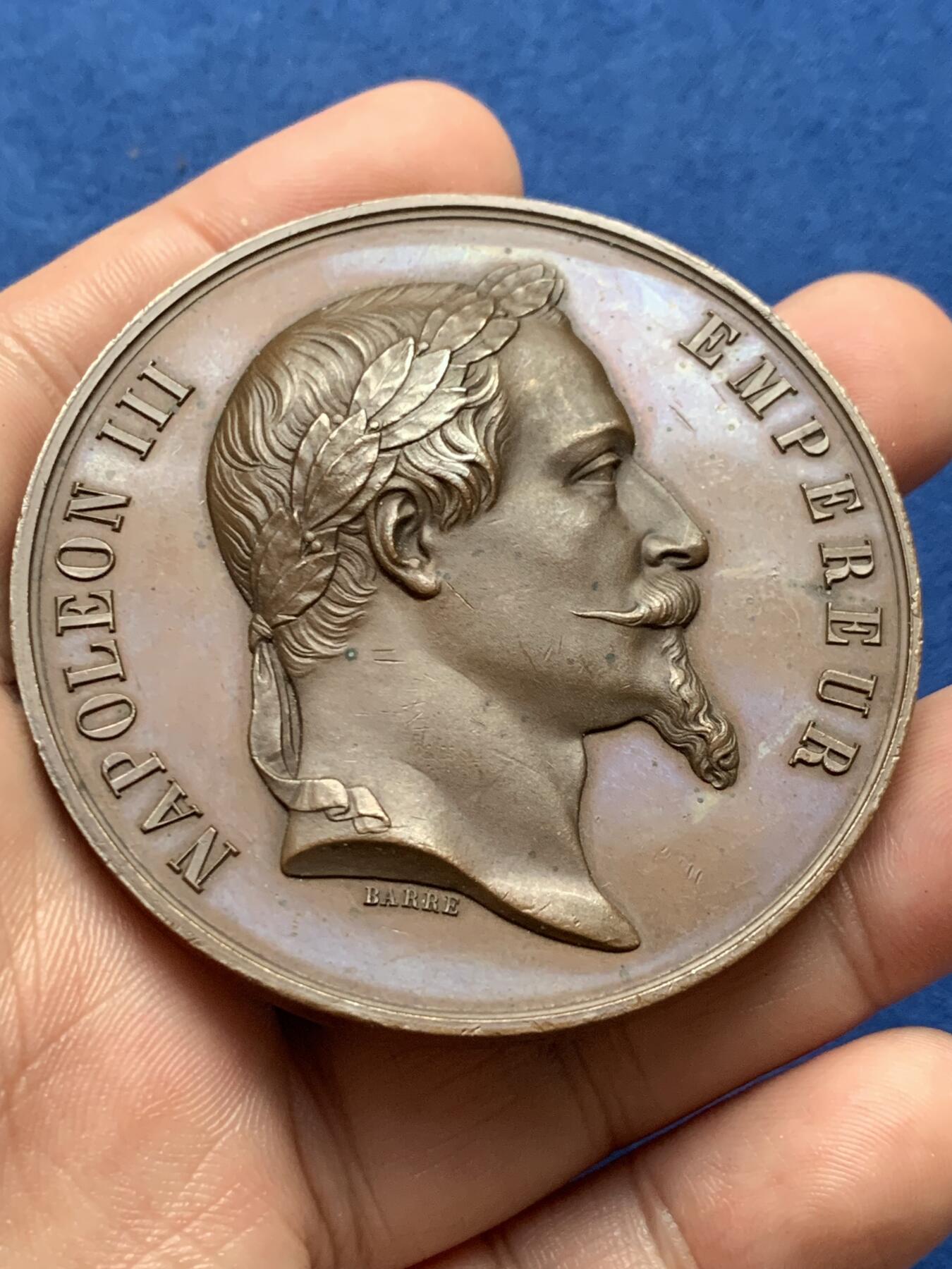 《竞宝斋》第408场 周日，周一，2场连拍 （全场包邮） 1862年拿破仑三世初等教育大铜章 带盒 蜜蜂铜标 116.1克 59.5mm