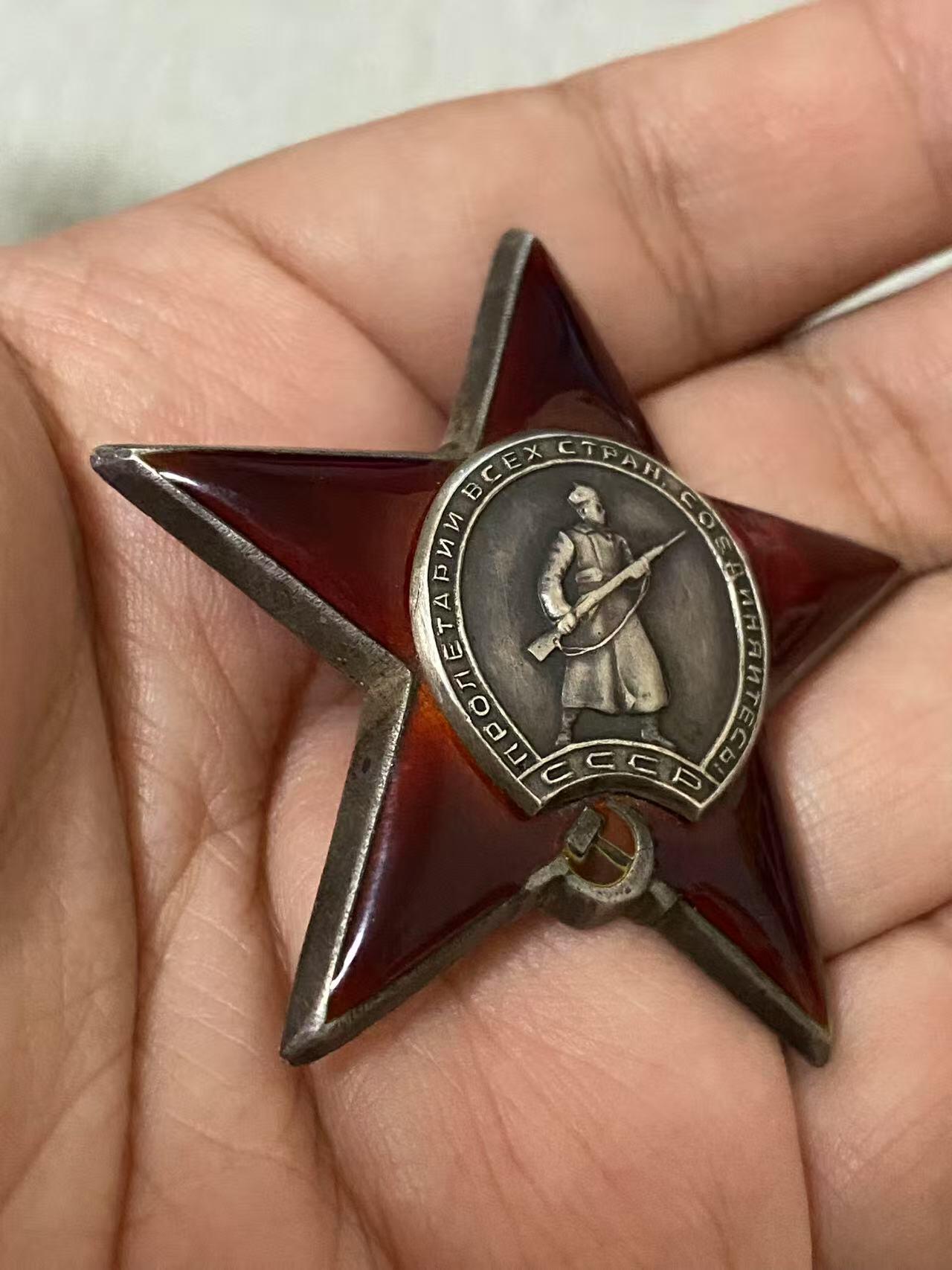 苏联勋章拍卖 8月6日结束 本次有抗美援朝苏联飞行员红旗 击落佩刀F86战机的红旗参拍 机不可失失不再来 找不到的加我qq或者微信都是184277308备注苏章拍卖。最好加微信群每次都会通知还有提前可以一口价的 最近会持续拍卖一些东西。