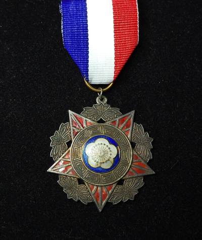 蜀地medal第10场精品专场拍卖 - 民国陆海空奖章 甲等银制热珐琅