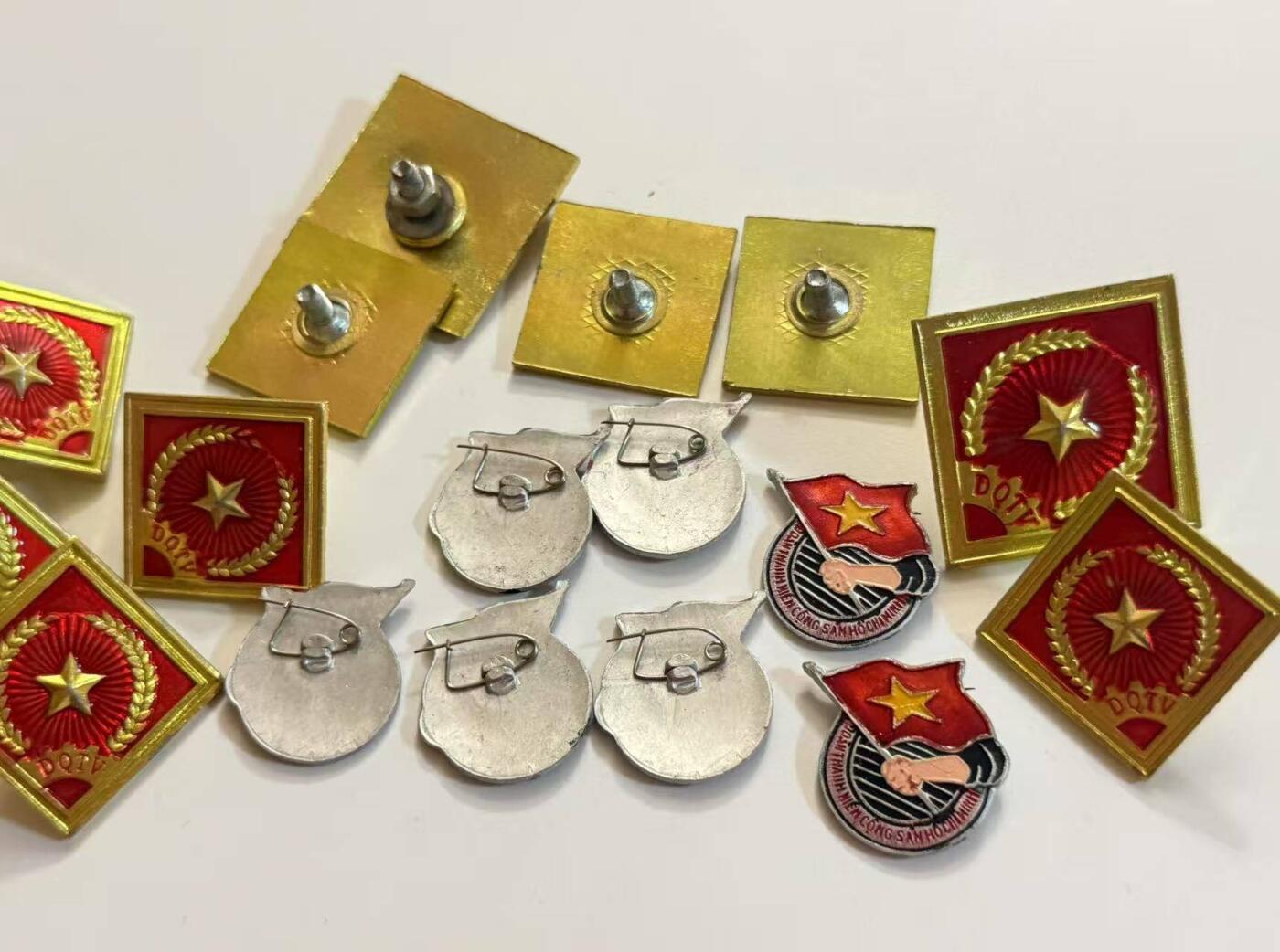 RimeNova韵星2025军品类夏季拍卖会-- RimeNova 2025 Summer Militaria Sale 越南社会主义共和国民兵证章帽徽两用章十枚+优秀共青团员证章7枚
