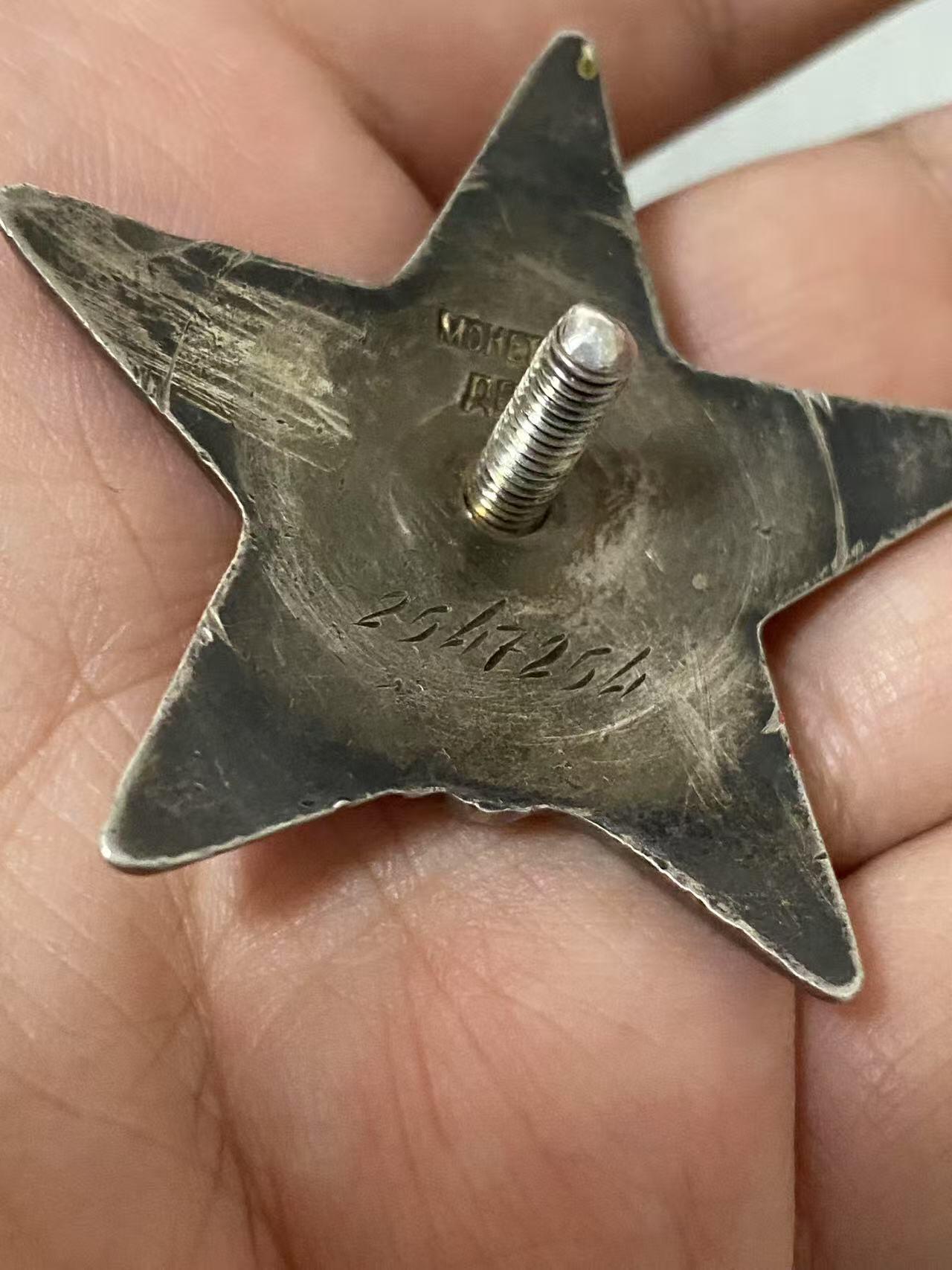 苏联勋章拍卖 8月6日结束 本次有抗美援朝苏联飞行员红旗 击落佩刀F86战机的红旗参拍 机不可失失不再来 找不到的加我qq或者微信都是184277308备注苏章拍卖。最好加微信群每次都会通知还有提前可以一口价的 最近会持续拍卖一些东西。