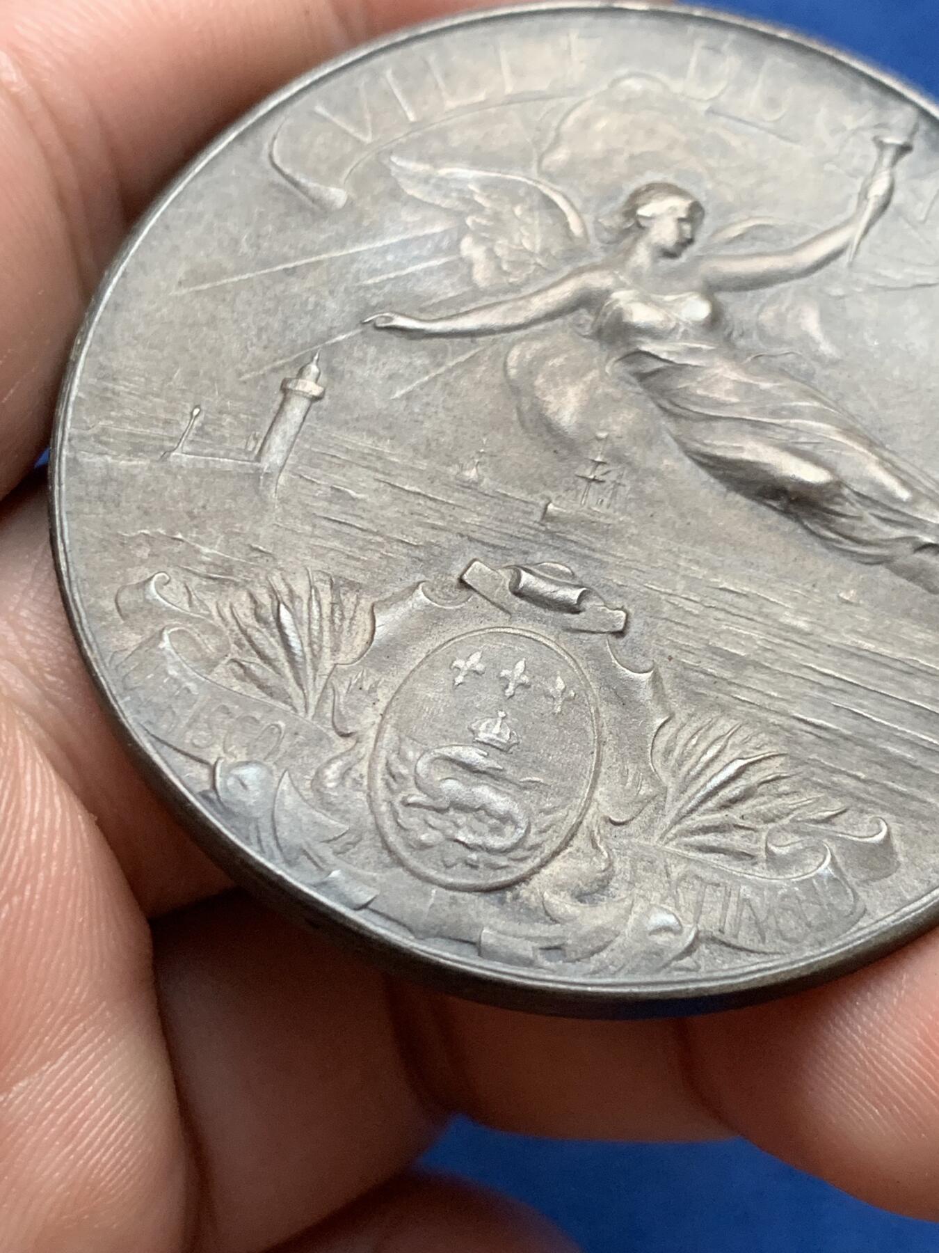 《竞宝斋》第408场 周日，周一，2场连拍 （全场包邮） 1913年法国勒阿弗尔海军协会银章 56.6克 50mm 带原盒（有损） 菱形野猪头银标