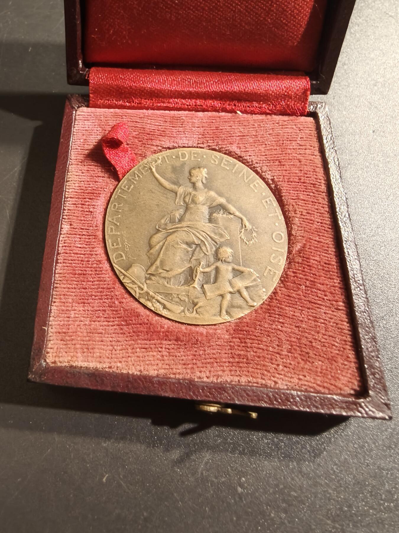 老王徽章第140期 法国塞纳-瓦茨市众议院赠大铜章    原盒    直径36mm   重量21.4g